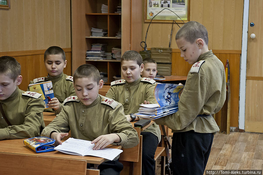 Раздача учебников. С собой, я так понял, их не уносят...
*