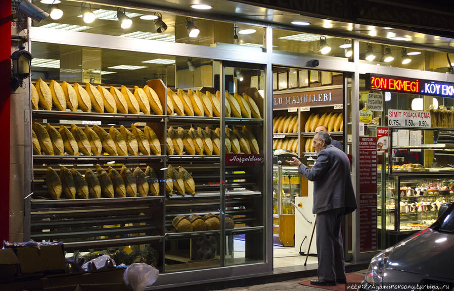 Свежий вкуснейший хлеб можно купить даже ночью. Стамбул, Турция