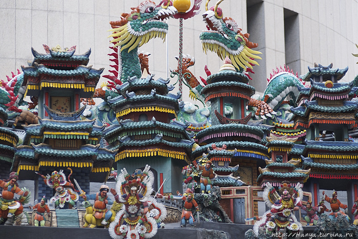 Храм Юэ Хай Цин. Сцены из традиционной китайской оперы. Фото из интернета Сингапур (столица), Сингапур (город-государство)