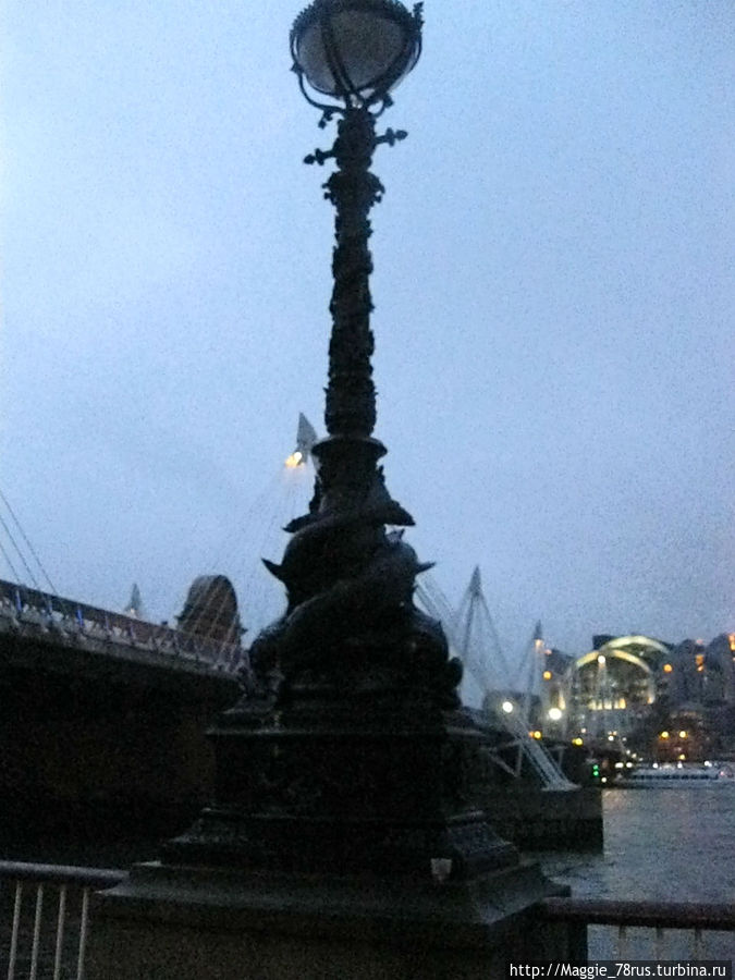 Под дождем на набережной Виктории Лондон, Великобритания