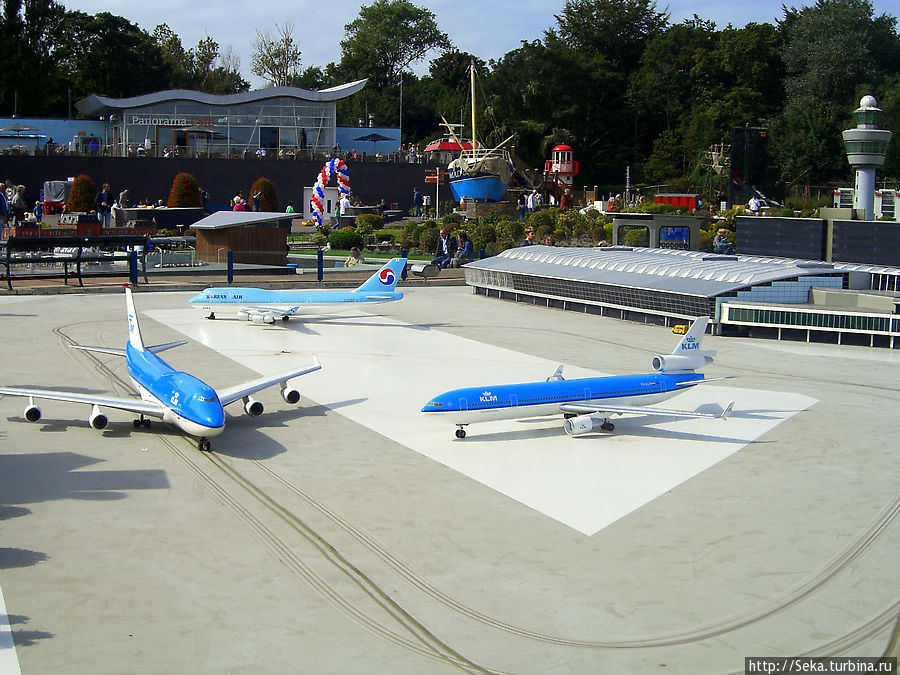 Эти самолеты двигаются: то ли садятся, то ли готовятся к взлету Схевенинген, Нидерланды