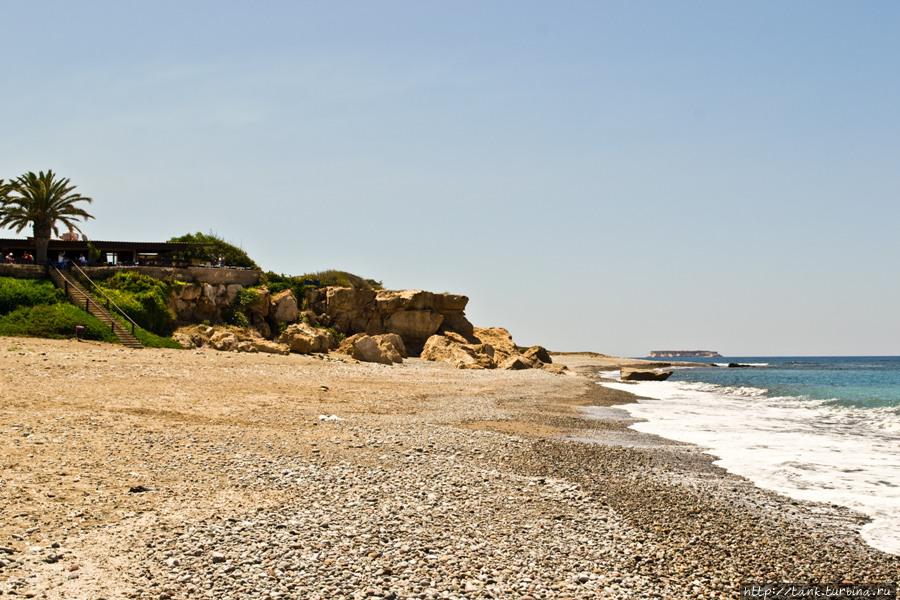 Иногда встречаются указатели, подтверждающие, что движемся в нужном направлении. У пляжа, на горе расположено кафе, от которого, спустившись по лестнице, попадаешь на знаменитый пляж. Акамас полуостров Национальный Парк, Кипр