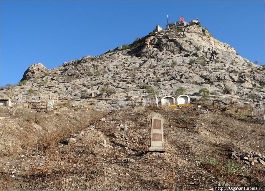 Гора Сулейман-Тоо – сакральное место. Может быть, поэтому жители Оша хотели бы, чтобы их похоронили именно здесь Ош, Киргизия