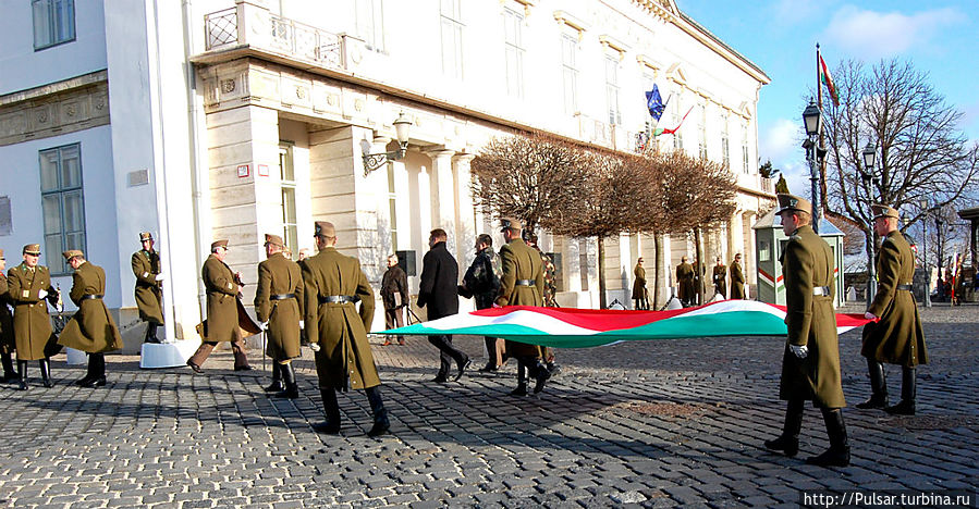 Репетиция поднятия флага в Королевском дворце Будапешт, Венгрия