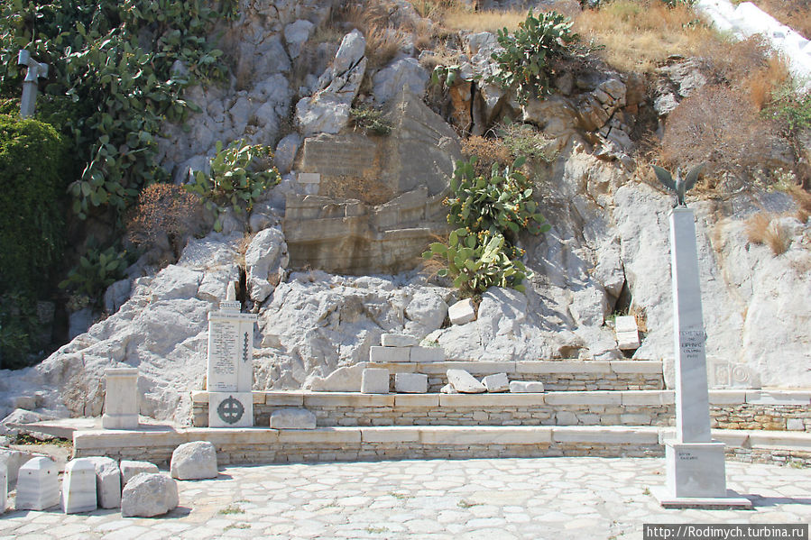 Памятник Второй Мировой войне Сими, остров Сими, Греция