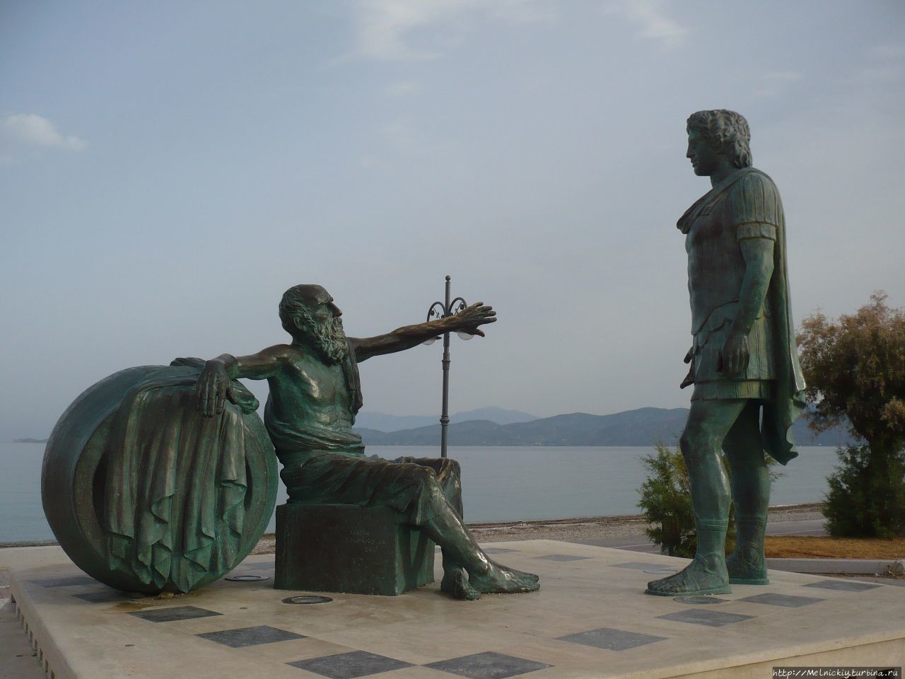 Памятник Диогену и Александру Македонскому Коринф, Греция