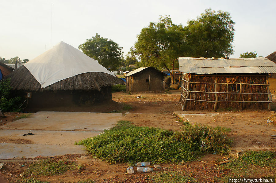 Часть районов Джубы — обычная деревенская застройка. Хижины из соломы и глины. Джуба, Южный Судан