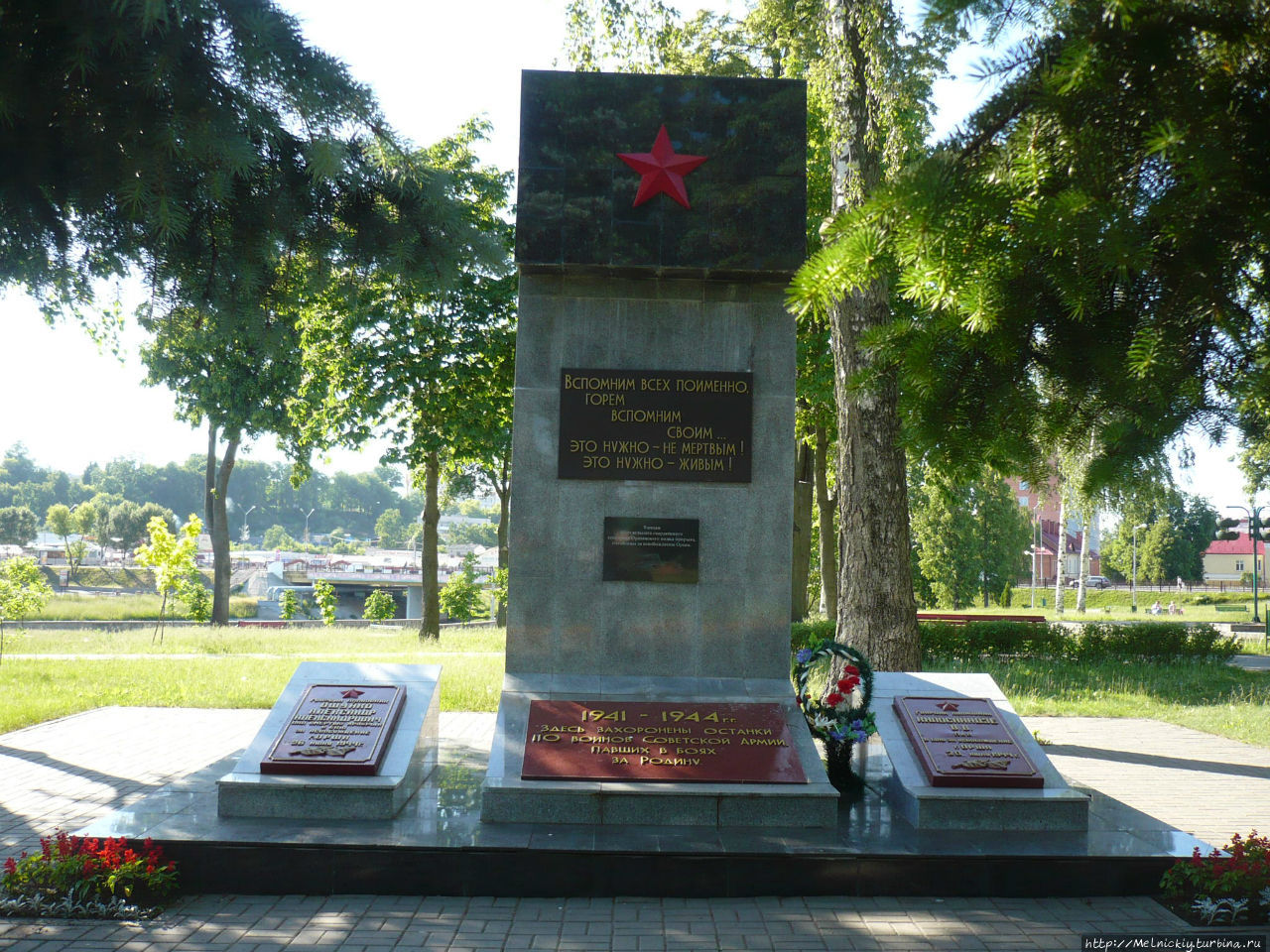 Памятник погибшему танкисту. Памятник в Орше погибшим воинам. Памятник погибшим танкистам. Памятники в Орше. Памятник освободителям в Орше.