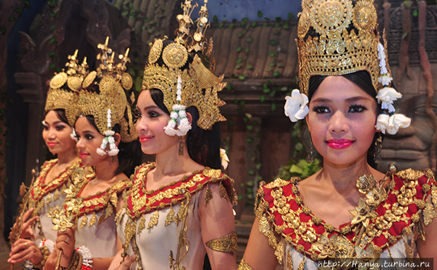 Танец Апсары в танцевальном шоу ресторана Кулен / Apsara dance in Koulen Restaurant