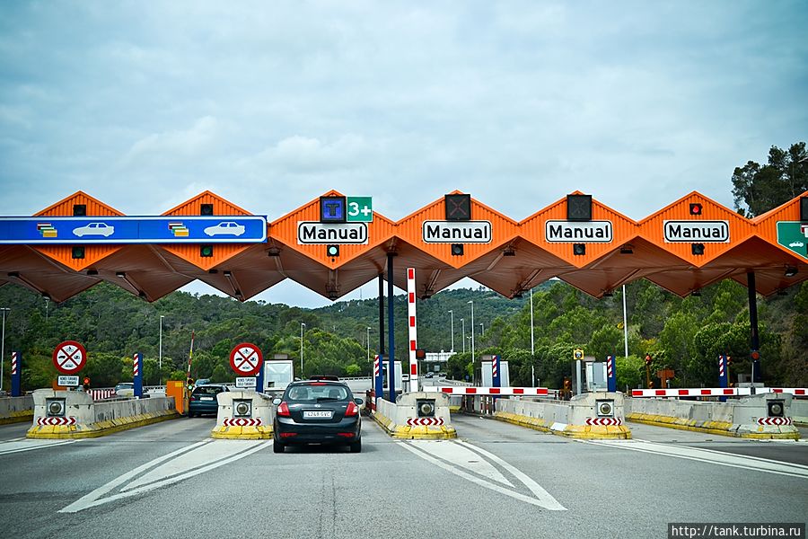 От Бланеса до Монсеррат 120 километров, и практически все 120 километров нас сопровождал дождь, то немного затихая, то усиливаясь, но направление было выбрано, и менять мы его не собирались.