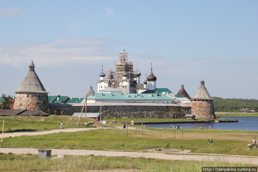 Вид на монастырь со Святого озера Республика Карелия, Россия