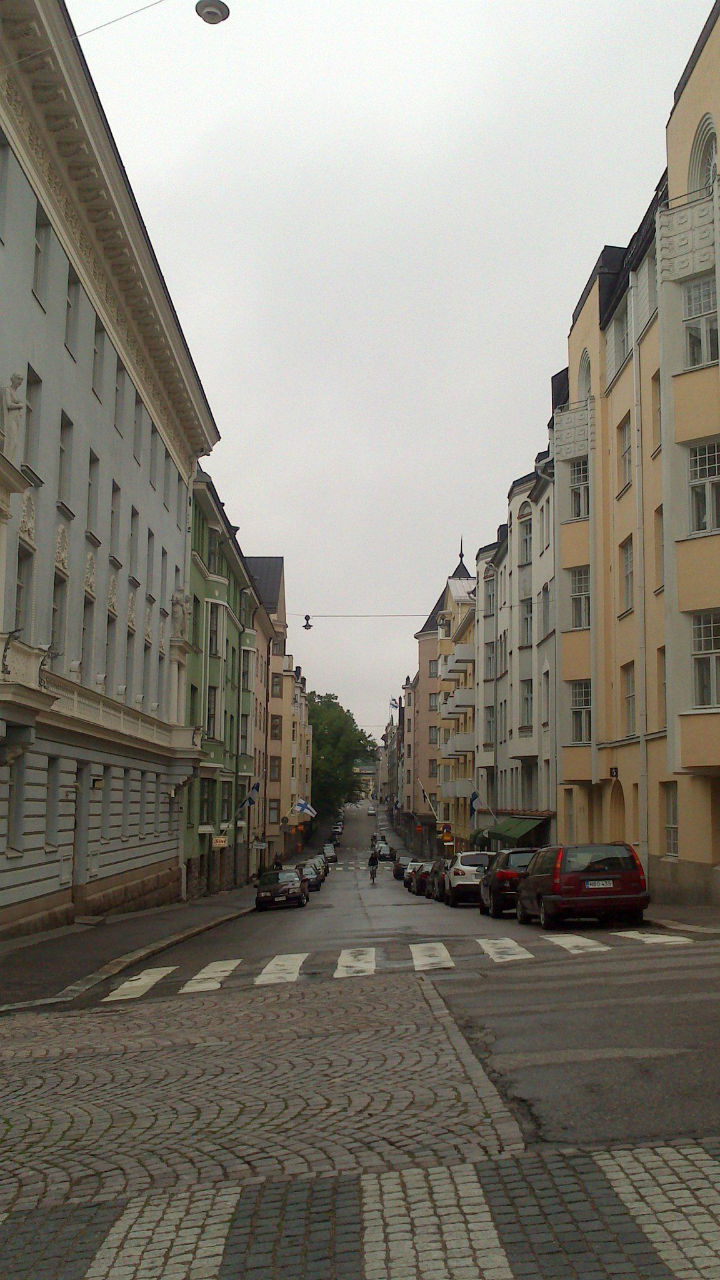 Улочки Хельсинки часто холмистые, еще чаще — похожие на Стокгольмские. Ощущение дежа ву, меня не покидало все время. Точно — город побратим. Хельсинки, Финляндия