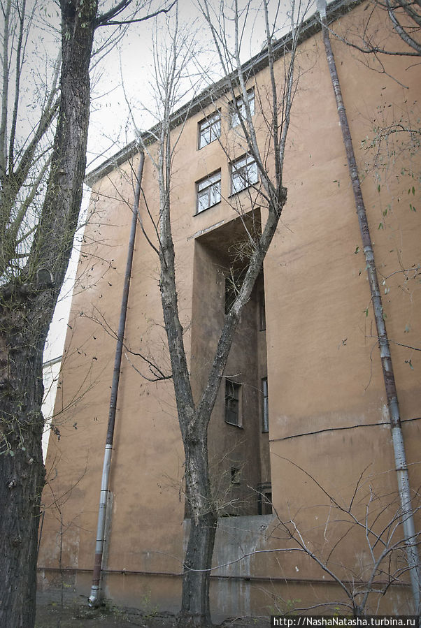 Дом с аркой-провалом  (В.О 13-я линия, 26) Санкт-Петербург, Россия