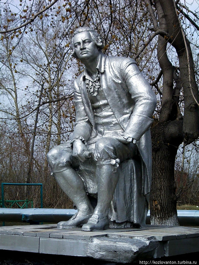 Скульптура Михайло Ломоносова установлена во дворе школы №37. Ленинск-Кузнецкий, Россия