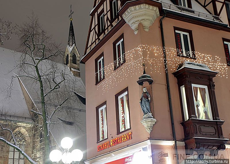 Деревянные резные балконы во время бомбежки в 1945 г. горожане прятали по подвалам