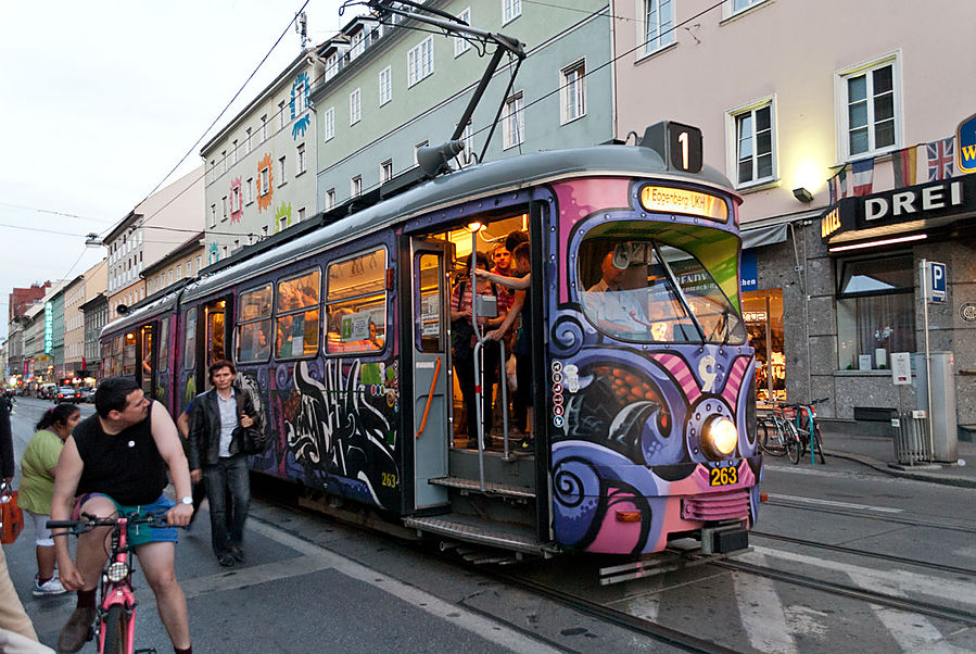 В Граце, как и в любом городе, которого любят его жители, тысячи приятных мелочей и неожиданностей. Под вечер, например, выходит на рельсы колоритный ночной трамвай.
