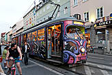 В Граце, как и в любом городе, которого любят его жители, тысячи приятных мелочей и неожиданностей. Под вечер, например, выходит на рельсы колоритный ночной трамвай.