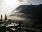 По утрам мимо нашего отеля, который находился на склоне горы, спускался к морю туман