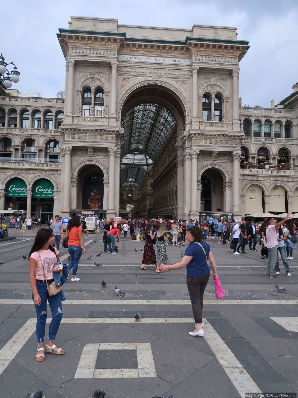 Завершаем экскурсию по Собору и далее направляемся к уникальной крытой торговой галерее Виктора Эммануила II. Милан, Италия