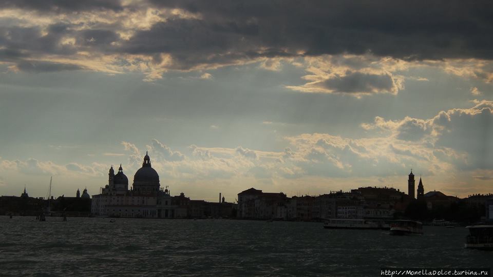 Venezia: шторм в лагуне и гроза 7 июля 2019 Венеция, Италия
