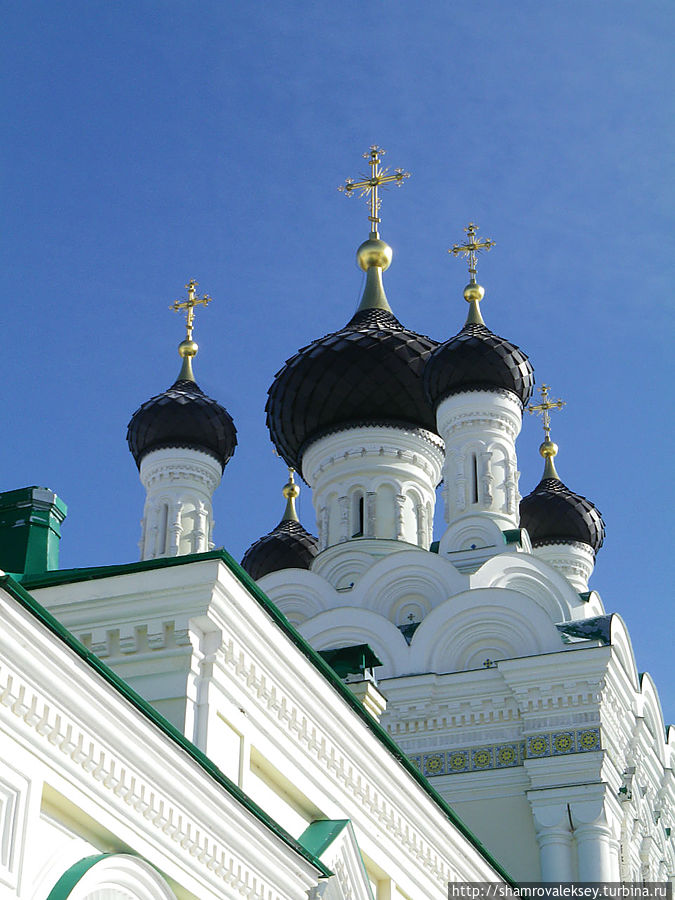 Восстановленный храм на берегу Нарвского водохранилища Ивангород, Россия