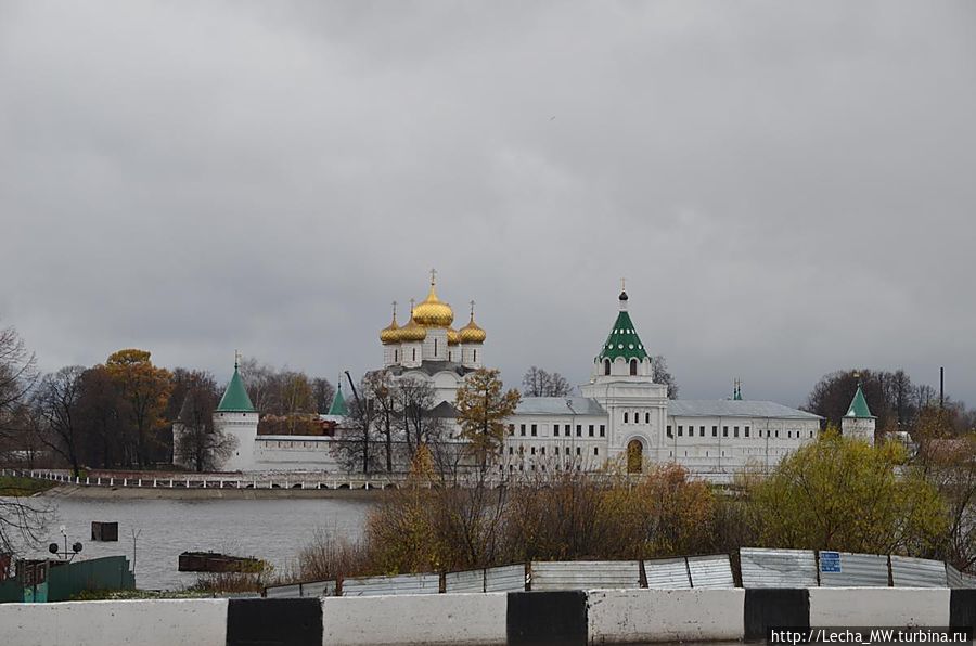 Ипатьевский монастырь ( вид с противоположного берега реки Кострома) Кострома, Россия