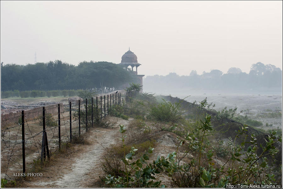 Декабрь, судя по всему, — не лучшее время для того, чтобы лицезреть утренние восходы над Тадж-Махалом. Туман стелился над обмелевшей рекой... Агра, Индия