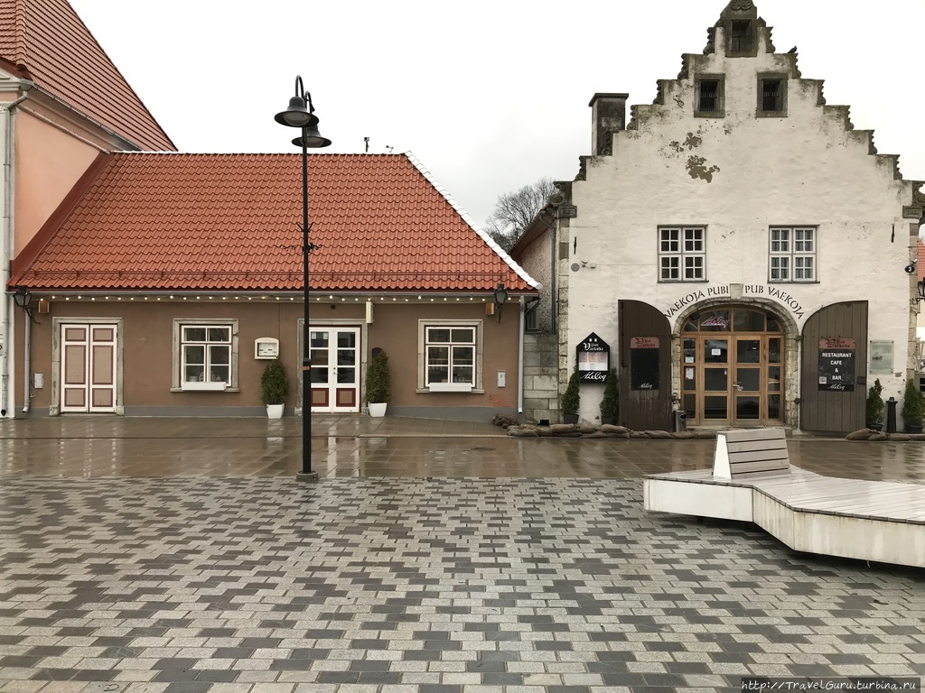 Здание справа — важня, или палата мер и весов, где взвешивали товара. Рынок сейчас на том же месте, что и в XVII веке: справа от важни. Там вы найдёте ещё пару старинных зданий и аутентичные магазины, предлагающие продукты местного производства. Курессааре, остров Сааремаа, Эстония