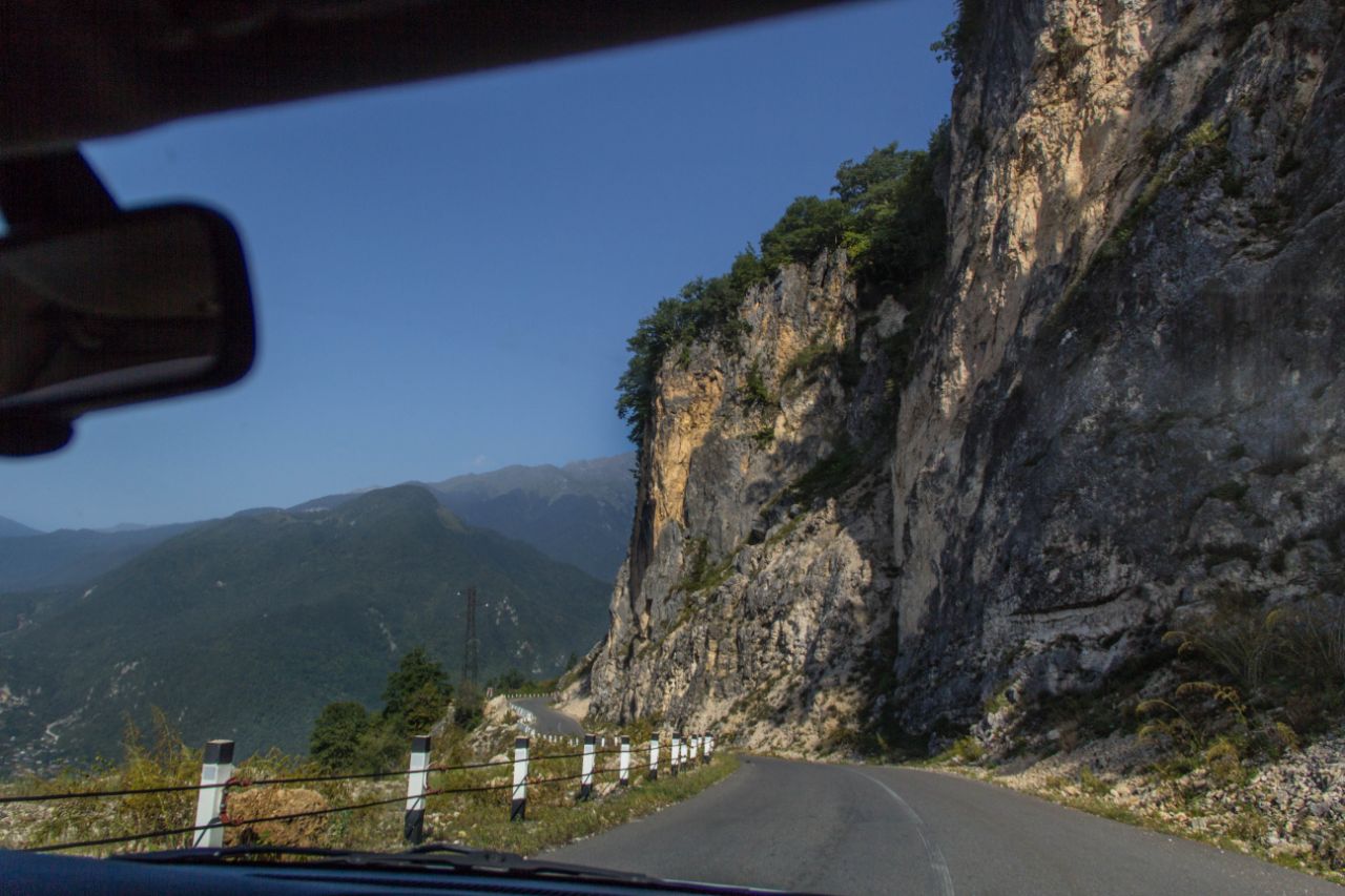 В Цагери через перевал Цагери, Грузия В Цагери через перевал Цагери, Грузия