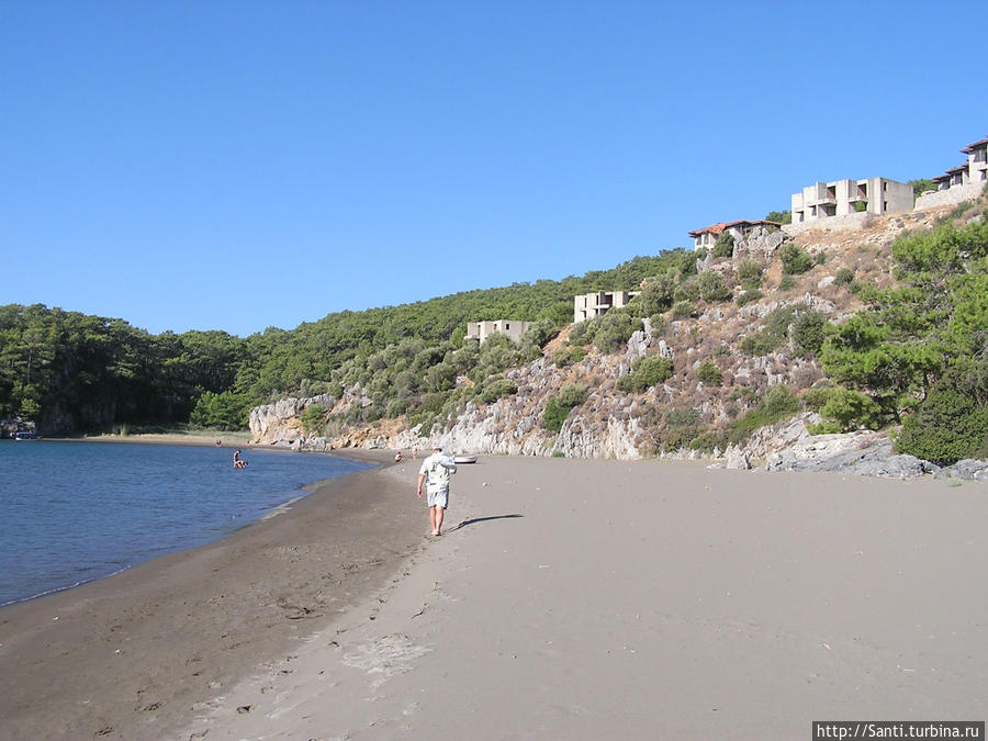 Береговая линия быстро переходит от оборудованных пляжей 5-6 отелей вот в такую дикую территорию Мармарис, Турция