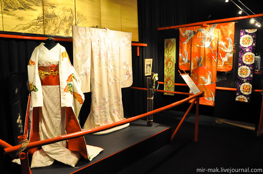 Свадебный наряд японской невесты.

В таком наряде в полной мере отражена торжественность события: самые дорогие ткани (шелк и парча), сложная вышивка (золотыми либо серебряными нитями), ручная роспись по шелку.

Свадебный наряд включает в себя два совсем разных кимоно. Абсолютно белое кимоно называется «широ-маку» (широ – означает белый и маку – безупречный). Верхняя мантия носит название «учикаке» и используется как особо торжественная одежда на церемониях и приемах. Одесса, Украина