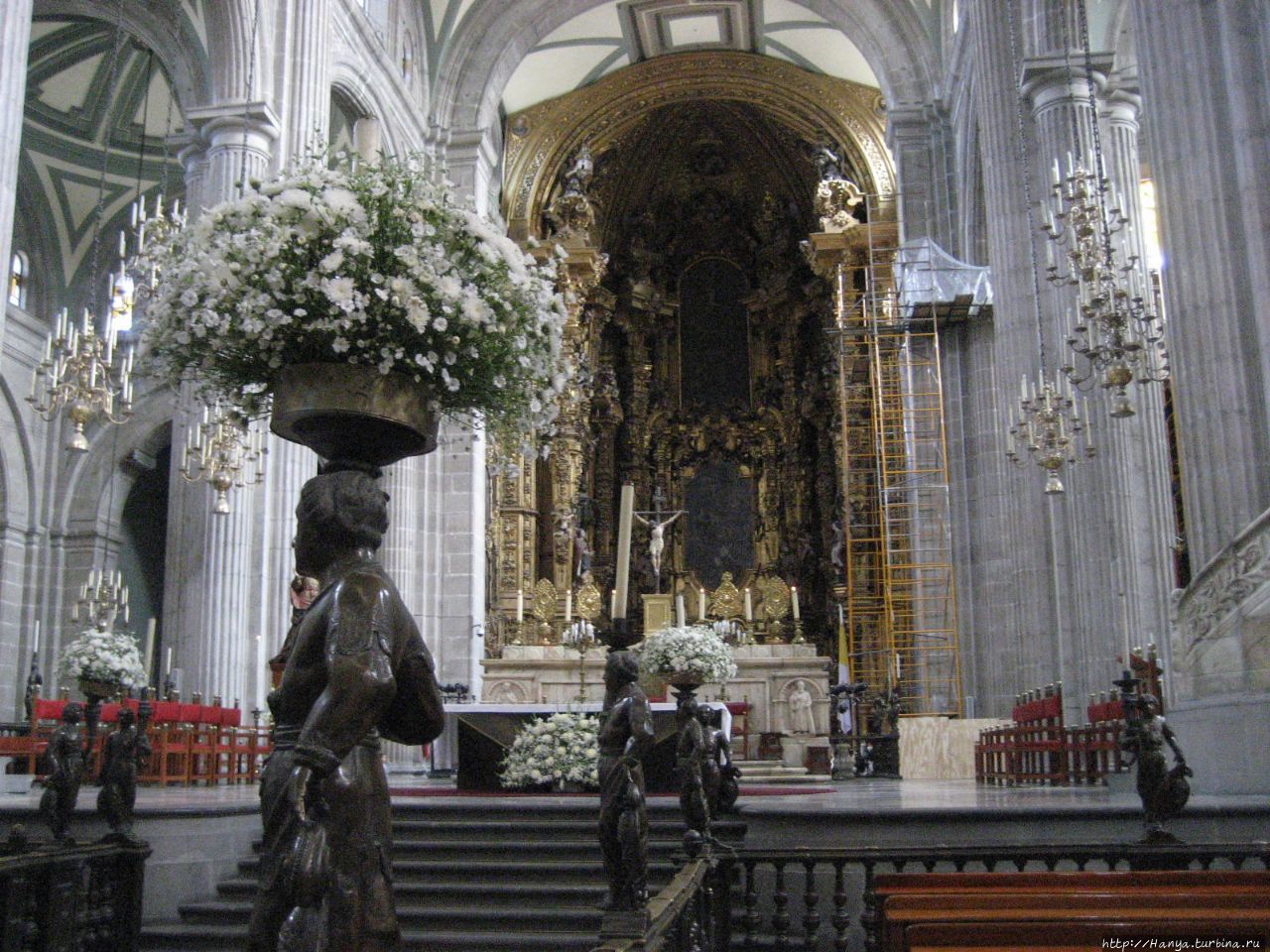 Внутренний интерьер с Королевским Алтарем (в глубине Кафедрального Собора Мехико) Мехико, Мексика