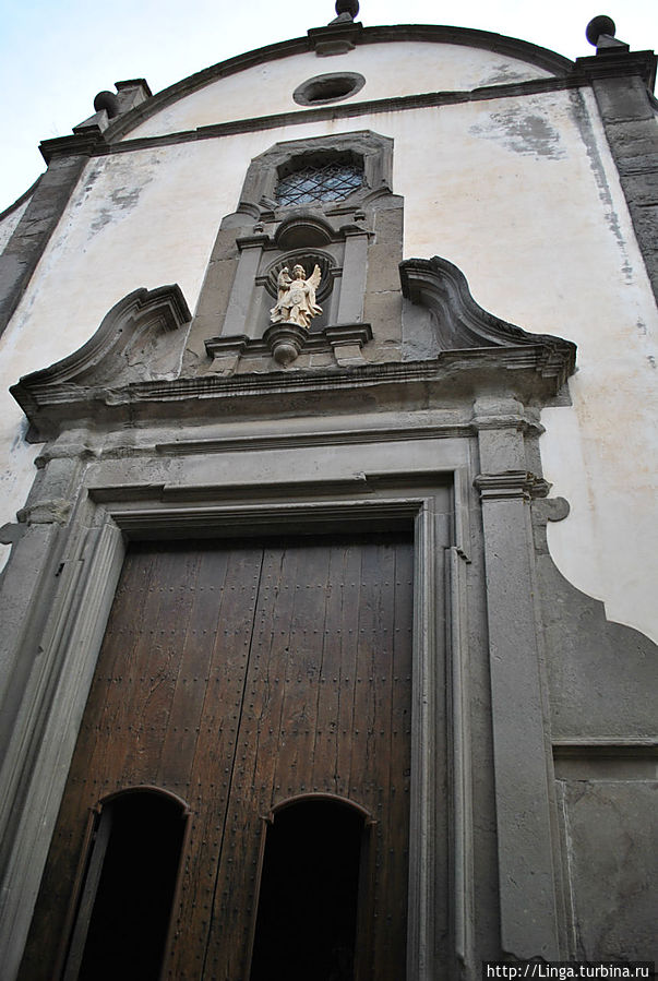 В церкви были открыты только входные двери... Рупит, Испания