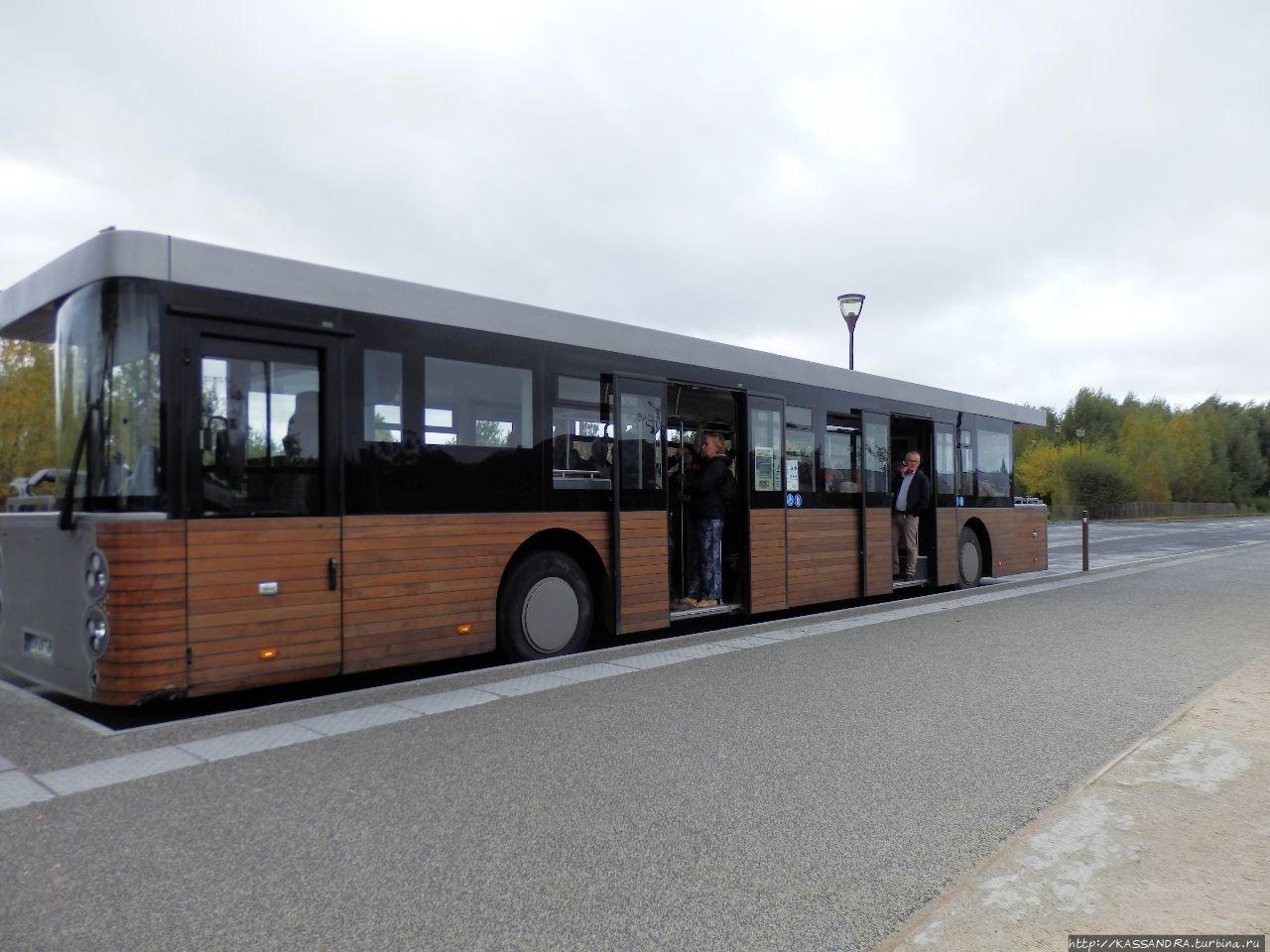 Автостоянка автобуса — шаттла Мон-Сен-Мишель, Франция