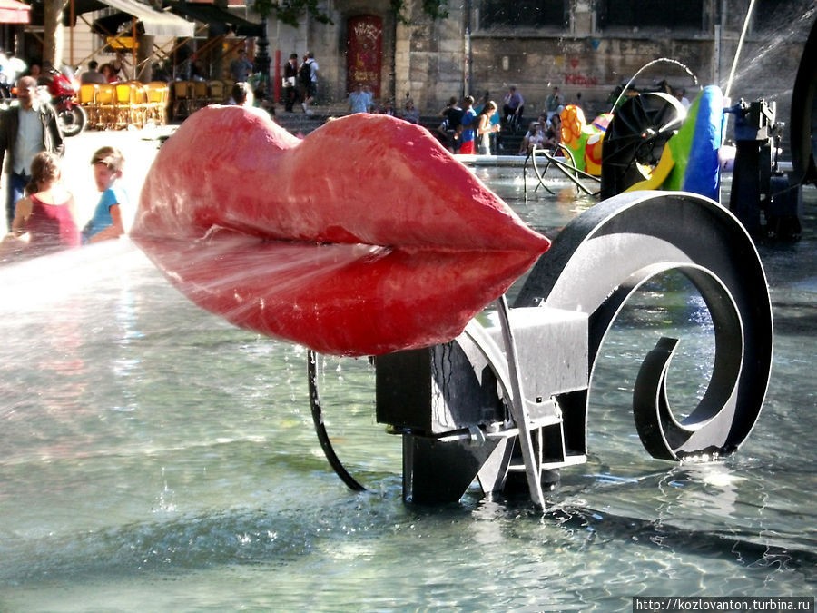 Фонтан Стравинский на одноименной площади русского композитора возле культурного центра Жоржа Помпиду. Париж, Франция