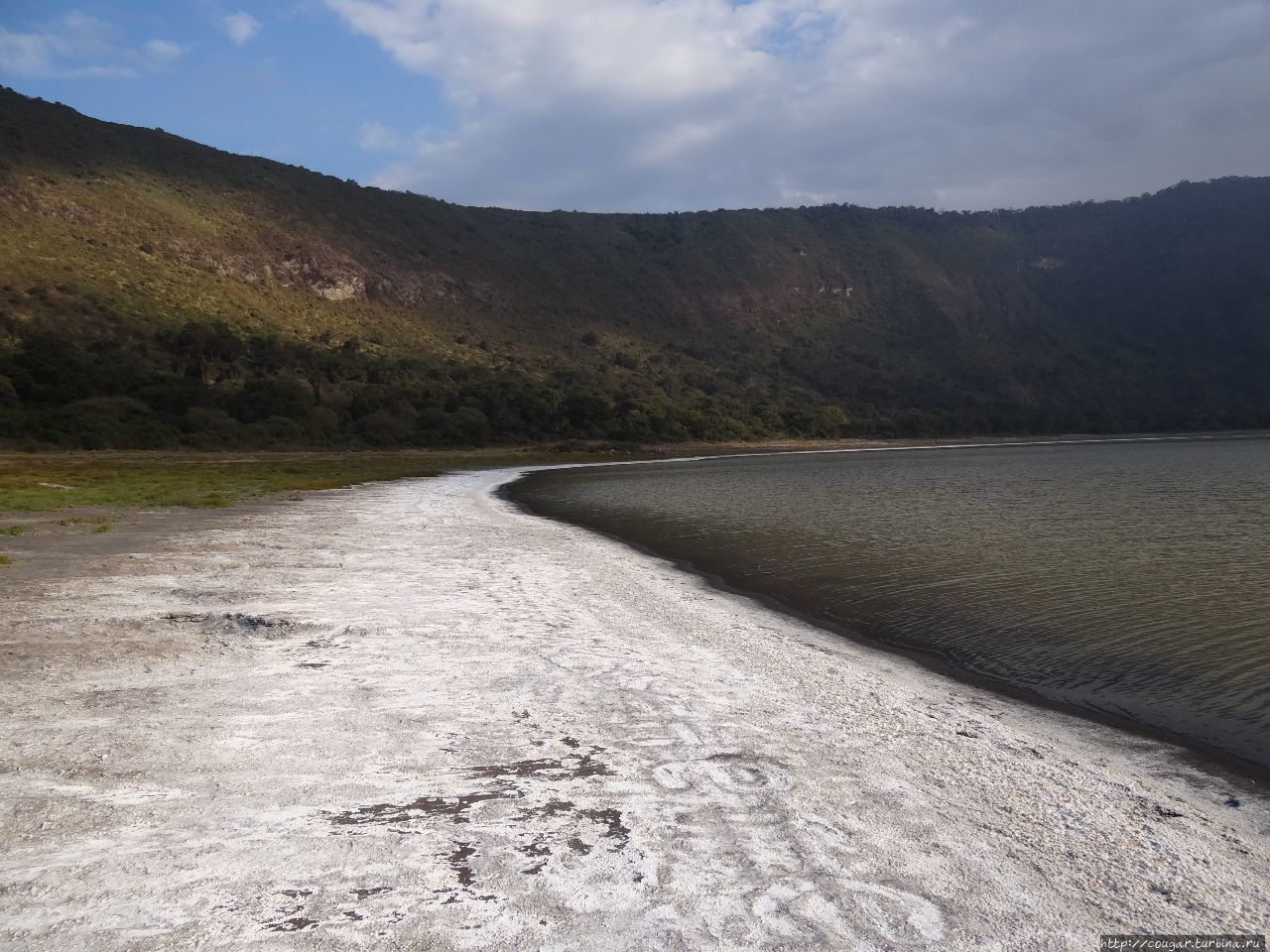 Белоснежный пляж содового озера, из минерала натрон. Вода на ощупь — как будто там мыло растворили. Нгоронгоро (заповедник в кратере вулкана), Танзания