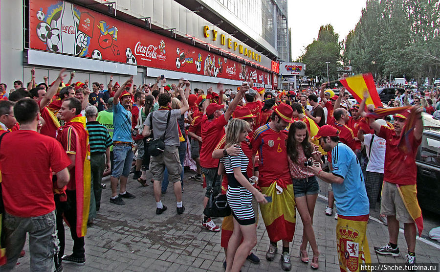 ЕВРО-2012. Приключения пиренейцев в Донецке. Красный альбом Донецк, Украина