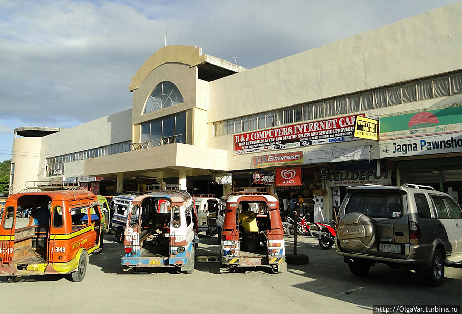 * В центре города — маркет со стоянкой моторикш Хагна, остров Бохол, Филиппины