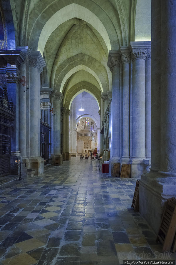 Торжественный выход из церкви Таррагона, Испания