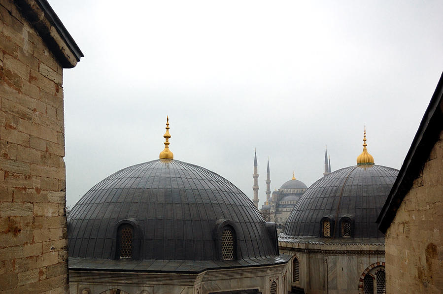 Вид на Голубую мечеть из окна Святой Софии Стамбул, Турция