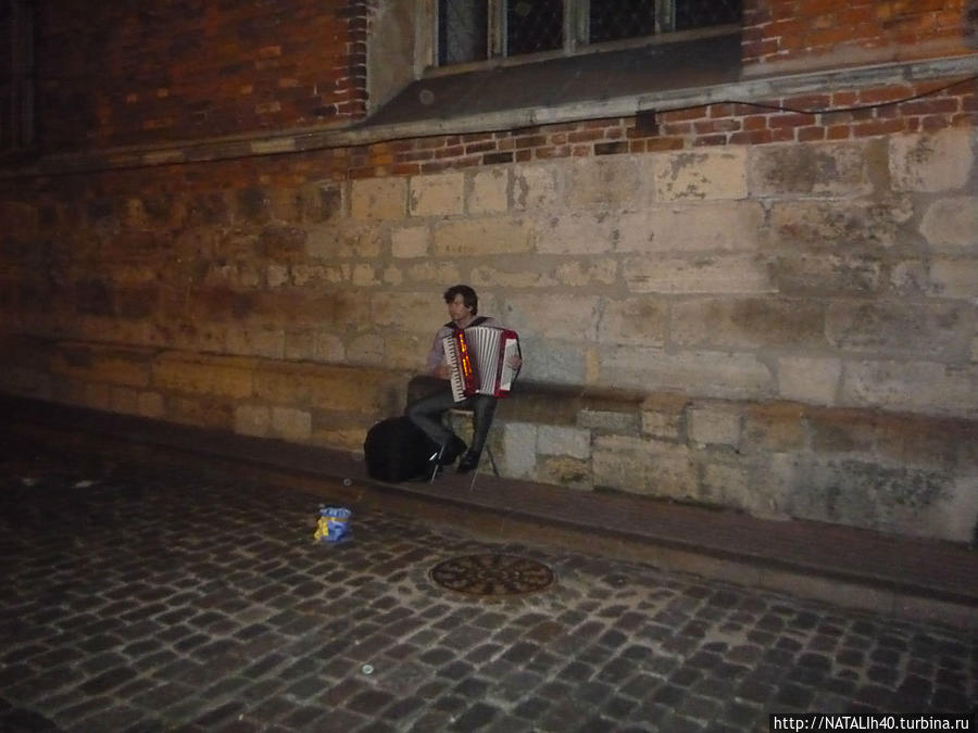 Ночь,улица,фонарь....и музыкант Рига, Латвия