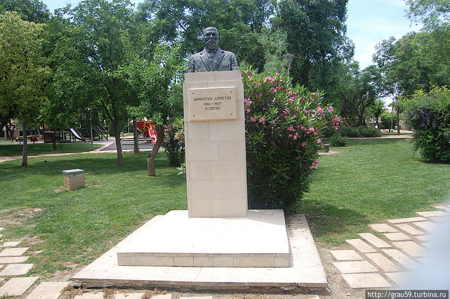 Памятник Димитрису Липертису / Dimitris Theophani Lipertis statue
