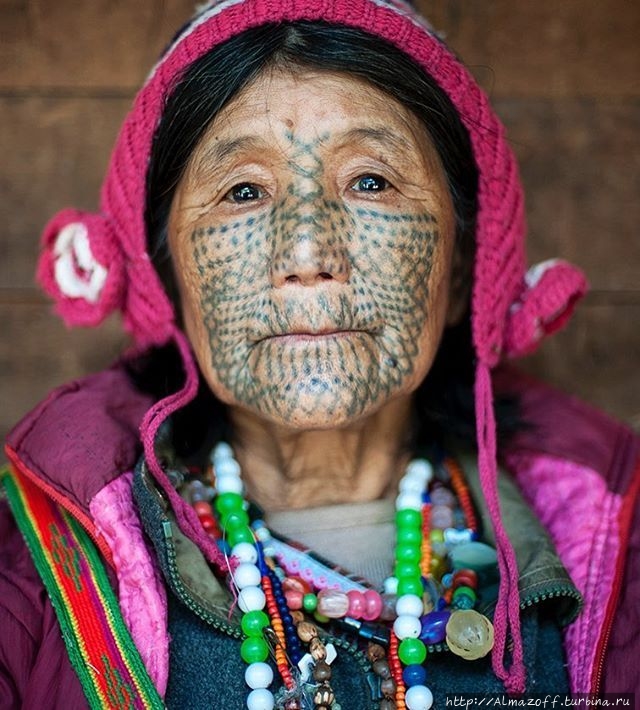 Татуировки на лицах женщин Реки Одинокого Дракона Дулунзянь, Китай
