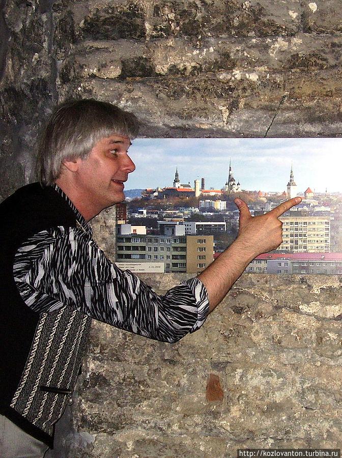 По панорамной фотографии на одной из стен кафе можно на пальцах померить расстояние между башнями...