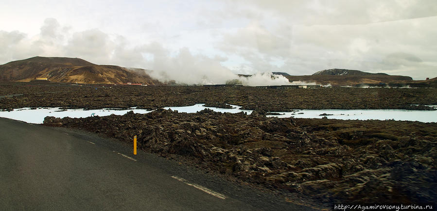 Недалеко от Рейкьявика находится главная сауна Исландии — Голубая лагуна.
Подъезжаем. Дорога петляет в бесконечном черном лавовом поле. Вдруг все вокруг застилает плотный белый пар. Ничего не видно. Приехали.
Со стороны выглядит это примерно так. Исландия