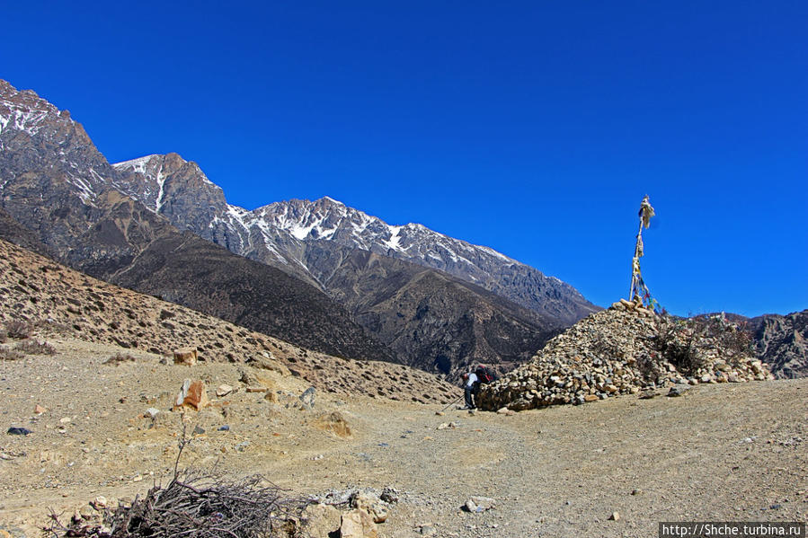 а вот так выглядит настоящее счастье!!! на всех перевалах в горах насыпаны каменные кучи и установлены шесты с флажками, дальше путь вниз...

Валик потихоньку отдыхает, а я, так как к тому моменту уже умер, просто восскресаю Самар, Непал