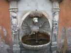 Утолить жажду можно с помощью одного из 2500 фонтанов, разбросанных по всему Риму.
До сих пор вода подаётся по тем же акведукам, что и в античном Риме