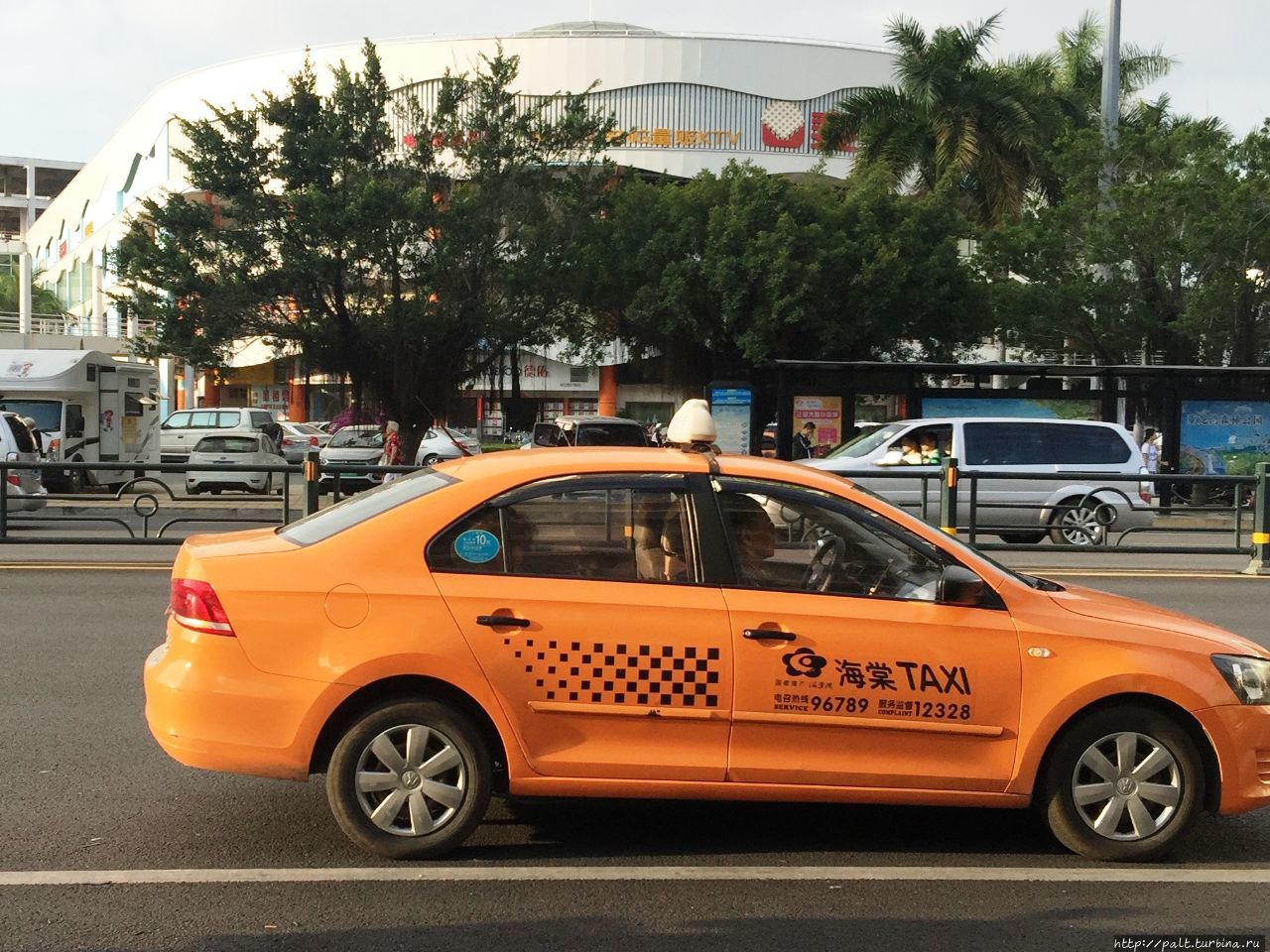 В такси сразу оплата 10 (иногда 11) юаней. Это стоимость посадки и 3 км пути. Потом каждый километр стоит около 3 юаней. Количество пассажиров роли не играет