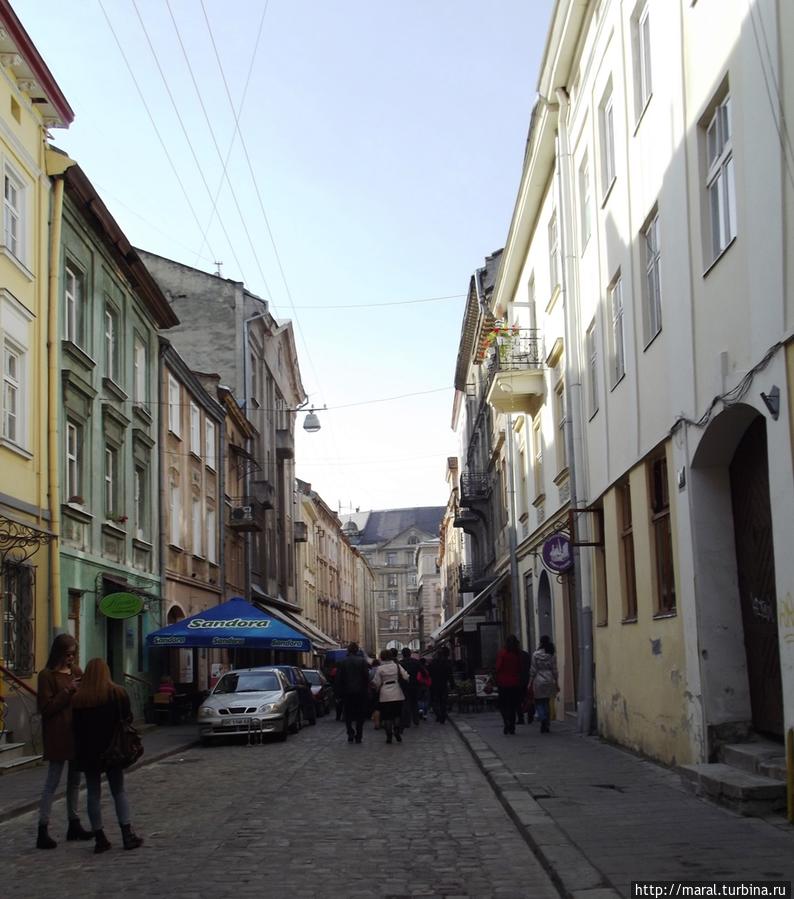 Львов изначально был многонациональным городом, что отразилось в названиях улиц. Так, Галицкую улицу пересекает Староеврейская улица Львов, Украина