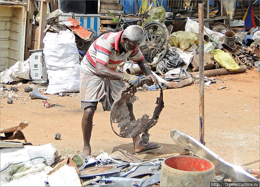 Видя такие картинки, сразу вспоминалось пионерское детство, когда мы классом собирали металлолом. Многие из дома приносили старые чайники и кастрюли, которые сейчас  вполне могли бы сойти за антиквариат.  Утильсырье здесь тоже собирают. Всё в хозяйстве сгодится... Тринкомали, Шри-Ланка